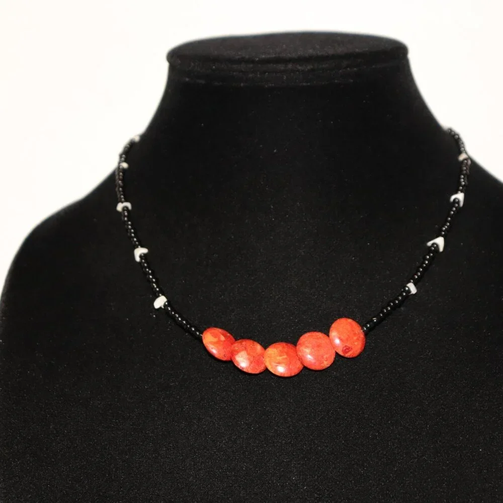 🧡 NWOT Glass Beaded Necklace with Natural Orange Stone & Mother of Pearl – 17